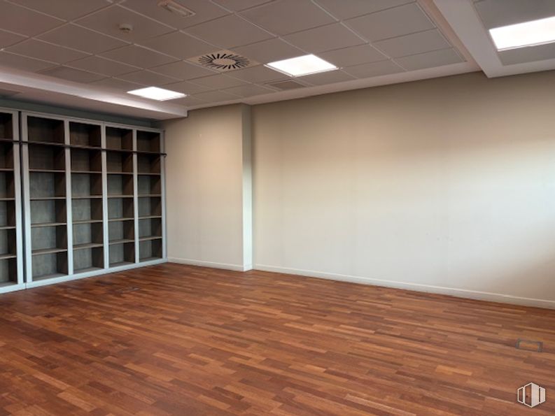 Office for rent at Parque Empresarial Las Rozas, Las Rozas de Madrid, Madrid, 28232 with flooring, wall, floor, wood, ceiling, interior design, wood flooring, shelving, hardwood and wood stain around