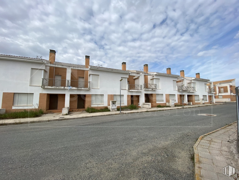 Land for sale at Casco urbano, Mascaraque, Toledo, 45430 with building, window, cloud, sky, plant, house, land lot, asphalt, road surface and urban design around