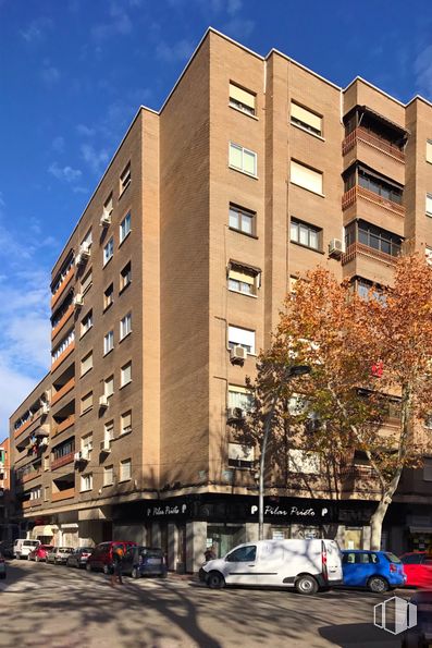 Local en alquiler en Avenida Juan de Austria, 5, Alcalá de Henares, Madrid, 28805 con edificio, coche, cielo, ventana, luz de la calle, bloque de pisos, diseño urbano, vehículo, árbol y condominio alrededor