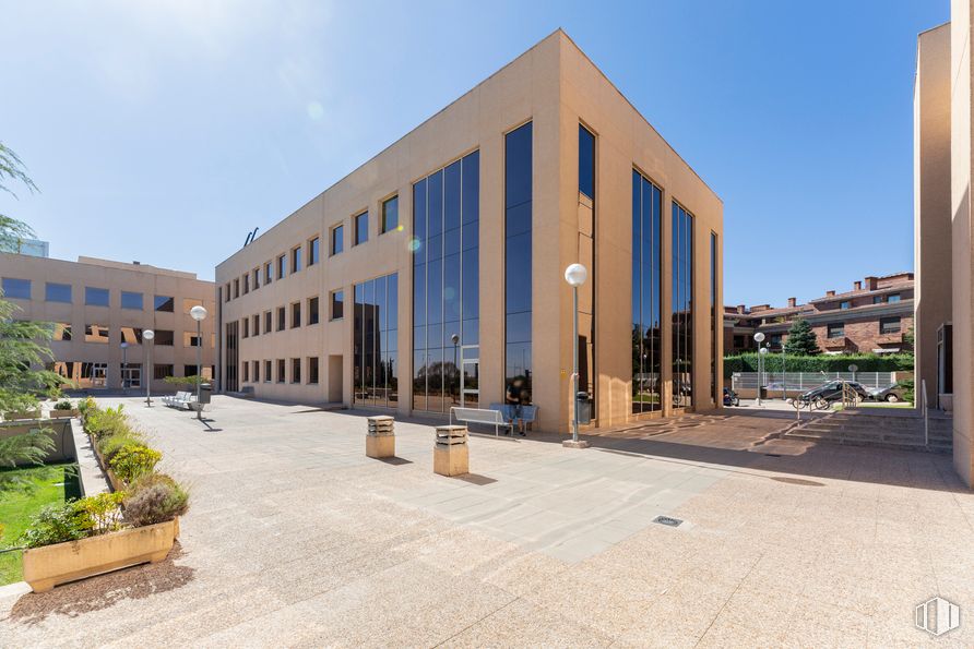 Oficina en alquiler en Edificio Londres, Playa de Liencres, 2, Las Rozas de Madrid, Madrid, 28230 con edificio, maceta, planta, cielo, propiedad, ventana, casa, diseño urbano, árbol, edificio comercial y fachada alrededor