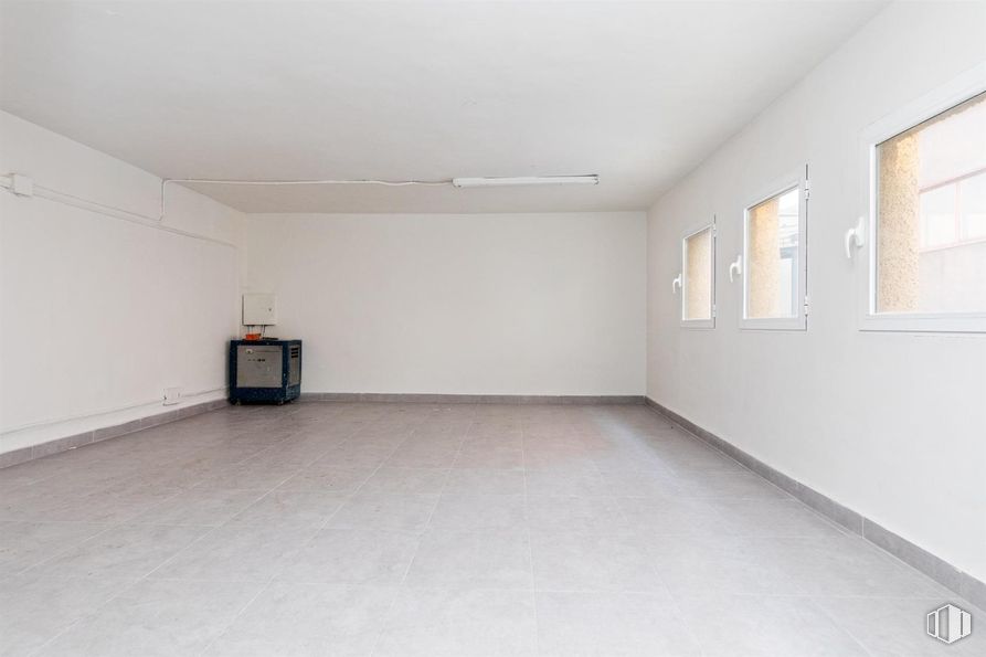 Industrial for rent at Calle Castrobarto, Barajas, Madrid, 28042 with window, flooring, floor, ceiling, room, grey, hall, daylighting, tile flooring and design around