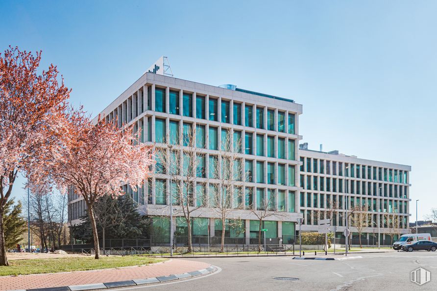 Oficina en alquiler en Avenida Vega, 15, Alcobendas, Madrid, 28100 con edificio, cielo, día, planta, árbol, bloque de torre, diseño urbano, condominio, barrio y área residencial alrededor