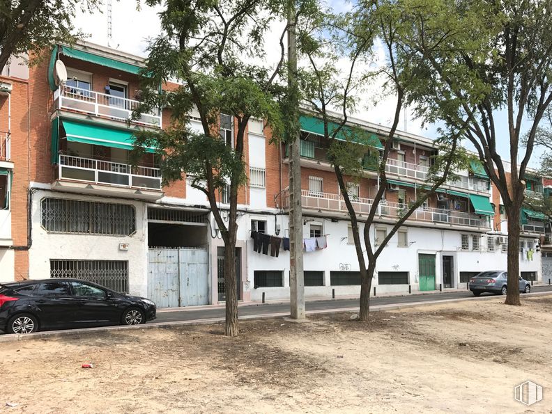 Local en alquiler y venta en Calle Eduardo Minguito, 55, Villaverde, Madrid, 28021 con coche, edificio, neumático, rueda, ventana, vehículo, cielo, árbol, diseño urbano y área residencial alrededor