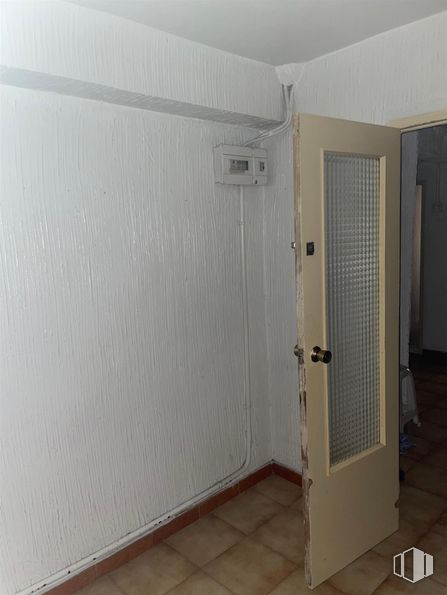 Local en alquiler en Barrio de la Concepción, Ciudad Lineal, Madrid, 28027 con puerta, edificio, accesorio, madera, interiorismo, suelo, suelos, pared, material compuesto y madera dura alrededor