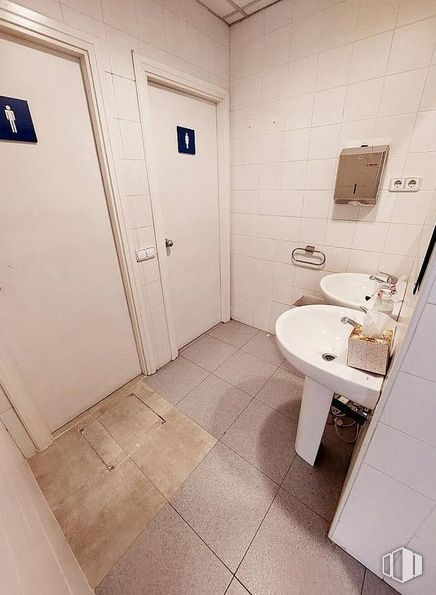 Retail for rent at La Avanzada - La Cueva, Fuenlabrada, Madrid, 28945 with sink, door, tap, bathroom sink, plumbing fixture, property, mirror, bathroom, purple and interior design around