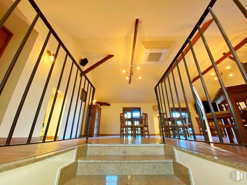 Retail for sale at Casco urbano, Villanueva de Bogas, Toledo, 45410 with light fixture, lighting, property, stairs, wood, interior design, flooring, floor, ceiling and hardwood around