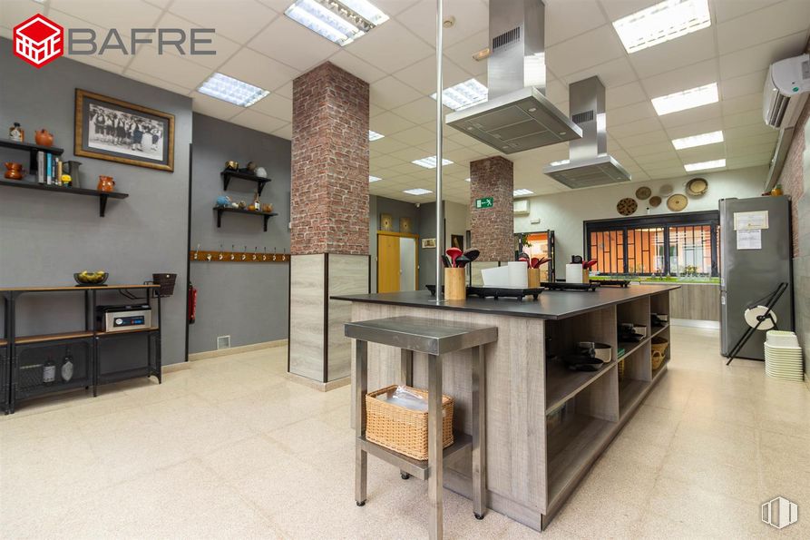 Retail for sale at Calle Pozo Chico, Valdemoro, Madrid, 00000 with picture frame, lighting, table, furniture, flooring, interior design, wood, ceiling, floor and light fixture around