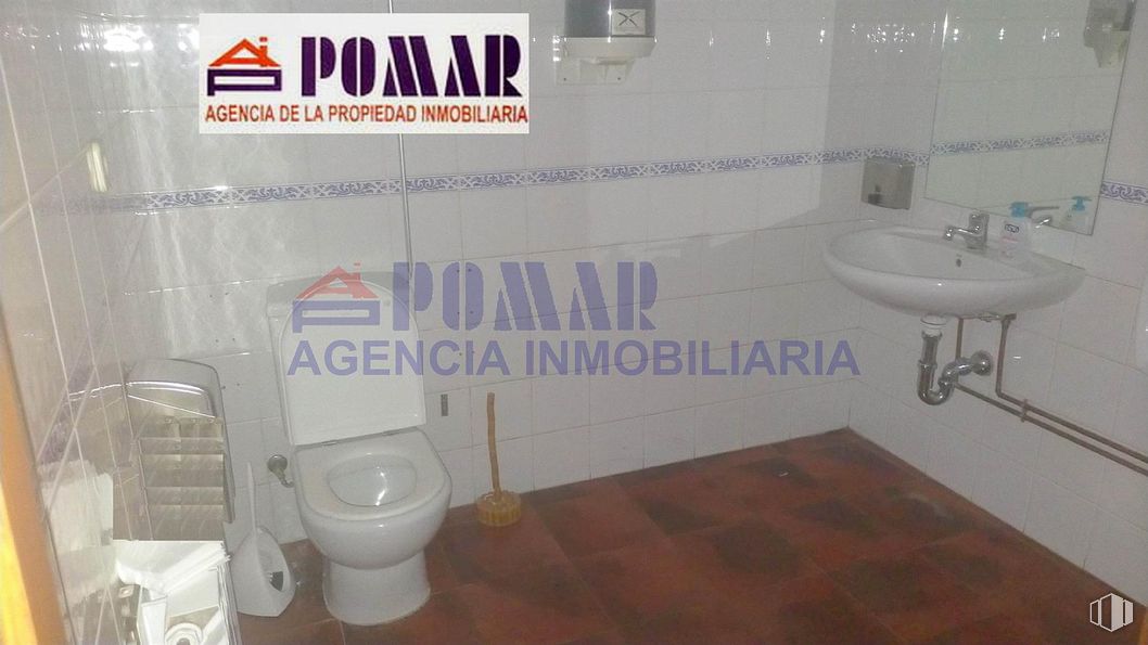 Retail for rent at Plaza Nalvillos, 1, Ávila, 05001 with sink, toilet, plumbing fixture, bathroom, fluid, tap, toilet seat, flooring, plumbing and gas around