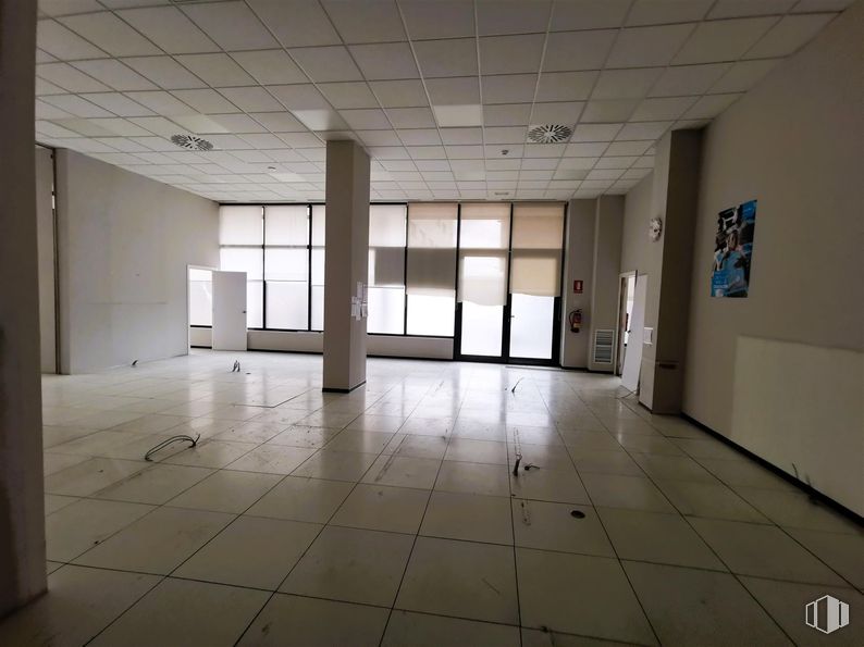 Office for rent at Calle Haya, 4, Carabanchel, Madrid, 28044 with fixture, architecture, building, floor, window, flooring, hall, ceiling, event and space around