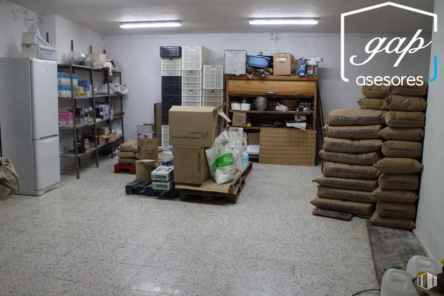 Retail for rent at Calle Barcelona, Palomares del Campo, Cuenca, 16160 with packaged goods, furniture, property, building, shelf, bookcase, shelving, interior design, flooring and wood around