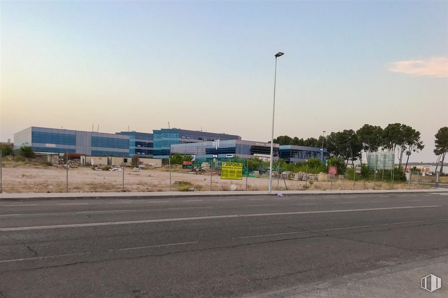 Suelo en venta en Cabo Trafalgar, 84, Arganda del Rey, Madrid, 28500 con edificio, luz de la calle, cielo, superficie de la carretera, nube, planta, lote de terreno, árbol, asfalto y zona residencial alrededor