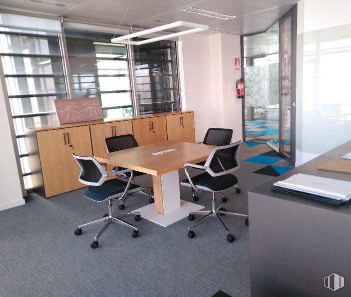 Oficina en alquiler en Edificio Allende, Avenida Aragón, 404, San Blas - Canillejas, Madrid, 28022 con silla, mesa, mueble, silla de oficina, propiedad, ventana, edificio, escritorio para computadora, escritorio y estantería alrededor