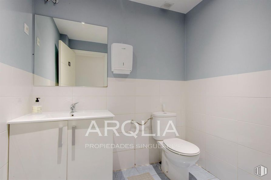 Oficina en venta en Calle Ferraz, Moncloa - Aravaca, Madrid, 28008 con inodoro, espejo, accesorios de fontanería, fregadero, propiedad, lavabo, grifo, cuarto de baño, edificio y interiorismo alrededor