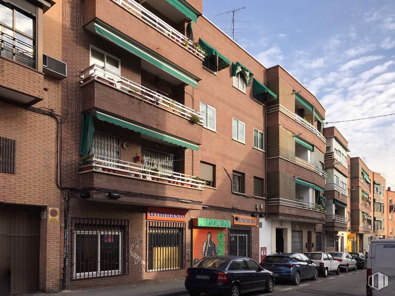 Local en alquiler y venta en Calle Toboso, 122, Carabanchel, Madrid, 28019 con coche, ventana, edificio, nube, cielo, rueda, neumático, vehículo, diseño urbano y condominio alrededor