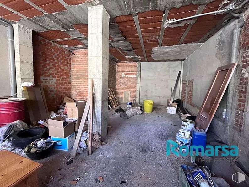 Retail for sale at Calle Cruz de Alcaravaca, Ávila, 05003 with property, building, wood, brickwork, brick, floor, building material, flooring, beam and house around