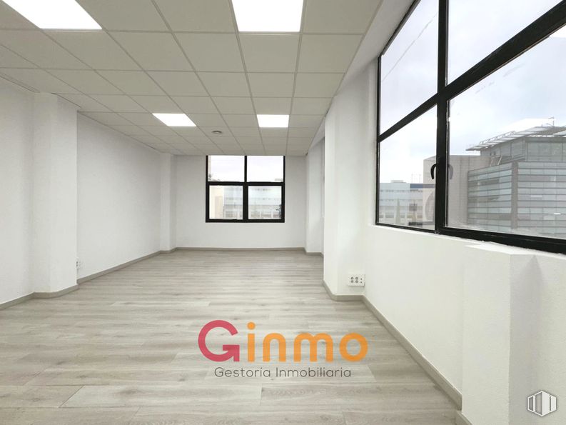 Oficina en alquiler y venta en Edificio Auge I, Calle María Tubau, 8, Fuencarral - El Pardo, Madrid, 28049 con ventana, lámpara, edificio, accesorio, hall, interiorismo, madera, suelos, techo y madera dura alrededor