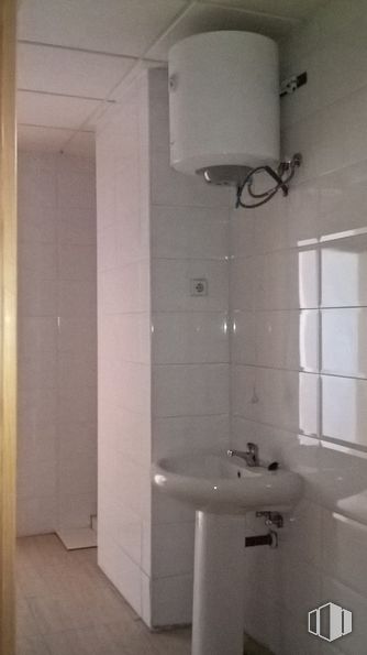 Nave en alquiler en Calle Álamo, 49, Humanes de Madrid, Madrid, 28970 con fregadero, grifo, accesorios de fontanería, edificio, cuarto de baño, lavabo, accesorio, fluido, interiorismo y morado alrededor