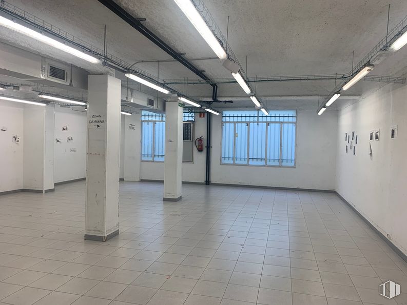 Local en alquiler en Calle Puebla, 7, Centro, Madrid, 28004 con ventana, alumbrado, edificio, accesorio, suelo, suelos, lámpara fluorescente, gas, techo y vidrio alrededor