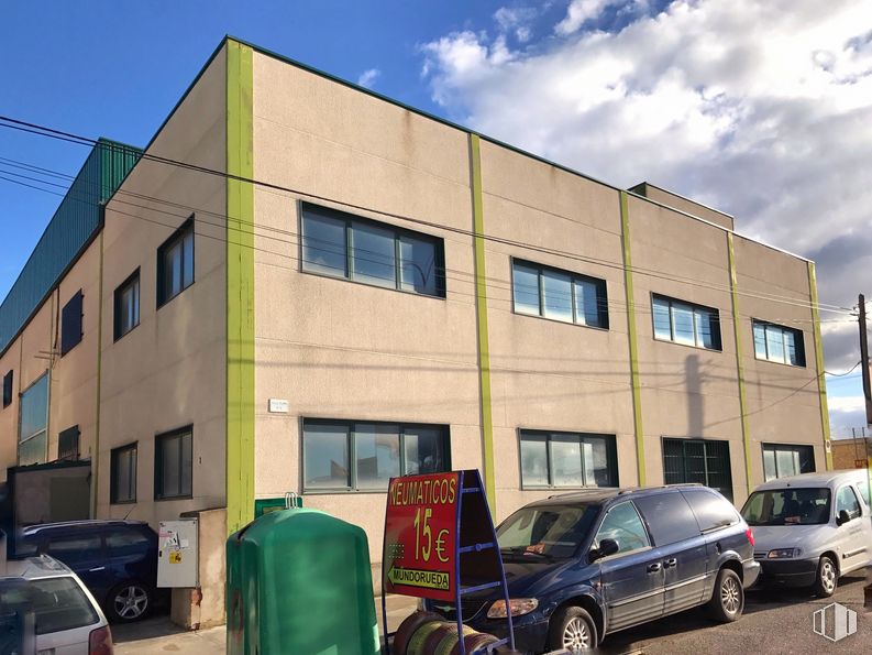 Industrial for sale & for rent at Calle del Plomo, 6, San Martín de la Vega, Madrid, 28330 with car, building, window, luggage & bags, automotive parking light, cloud, land vehicle, sky, tire and wheel around