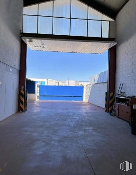 Nave en alquiler en Calle Arquímedes, Getafe, Madrid, 28906 con ventana, mueble, cielo, edificio, sombra, superficie de la carretera, madera, asfalto, casa y suelos alrededor