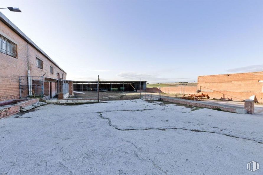 Industrial for sale at Calle Méntrida, s/n, Valmojado, Toledo, 45940 with house, building, window, sky, land lot, asphalt, road surface, tree, landscape and residential area around