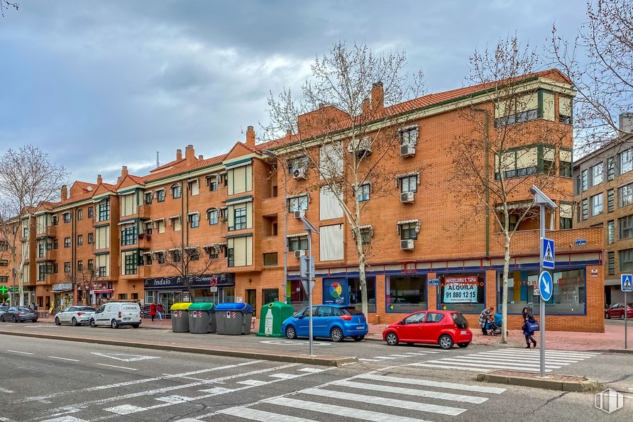 Local en venta en Calle Serracines, 4, Alcalá de Henares, Madrid, 28801 con coche, edificio, cielo, nube, día, ventana, propiedad, rueda, infraestructura y árbol alrededor