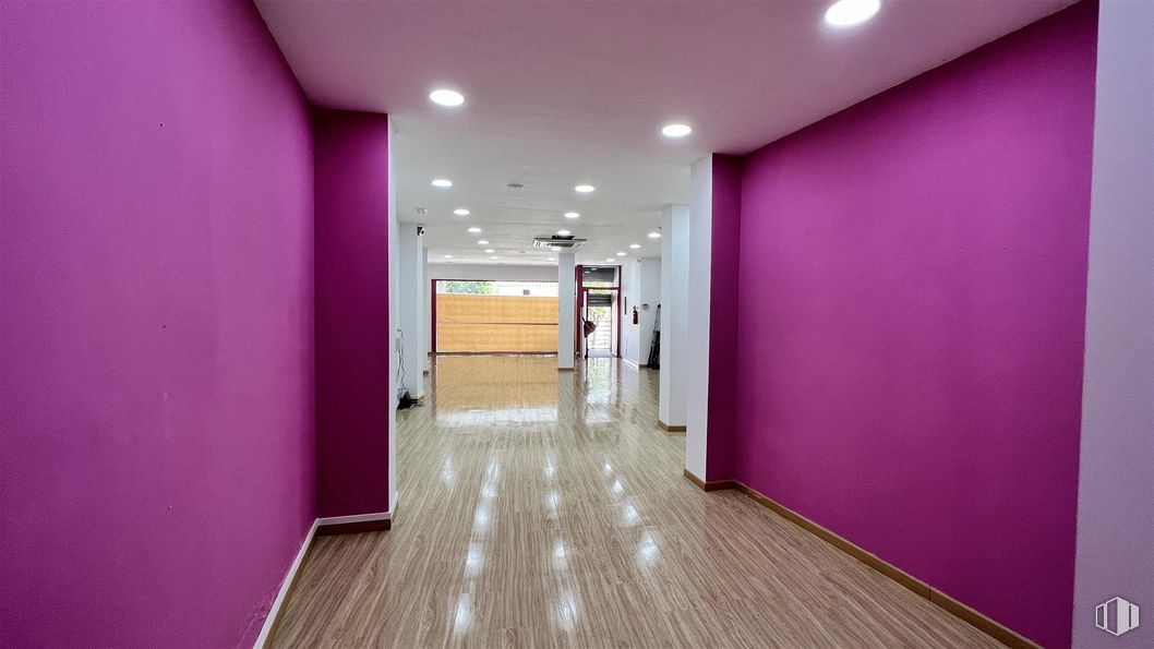 Retail for sale at Calle Sexta Bandera, 7, Las Ventas de Retamosa, Toledo, 45183 with purple, hall, interior design, tile flooring, fixture, wood, violet, flooring, material property and building around