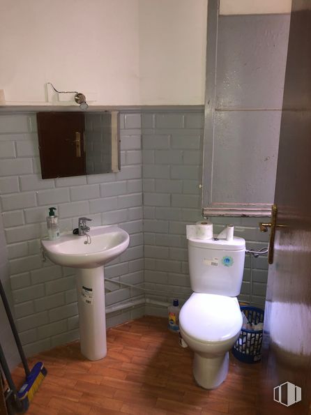 Office for rent at Pasaje San Ginés, Centro, Madrid, 28013 with toilet, sink, wall, bathroom, plumbing fixture, toilet seat, bathroom sink, flooring, floor and plumbing around