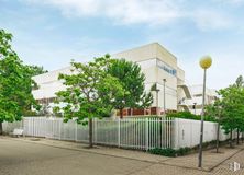 Office for rent at Ronda Poniente, 2-16, Tres Cantos, Madrid, 28760 with building, cloud, sky, plant, fence, land lot, urban design, tree, road surface and neighbourhood around