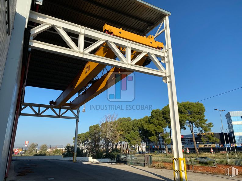 Nave en alquiler y venta en Zona Industrial Arganda, Arganda del Rey, Madrid, 28500 con cielo, infraestructura, sombra, árbol, línea, viga, superficie de carretera, puente de viga, asfalto y puente alrededor