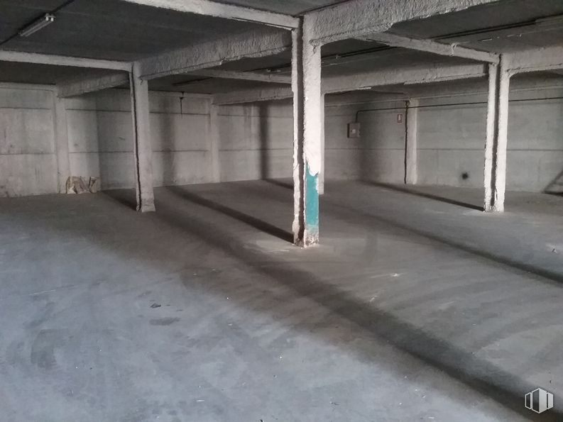 Industrial for sale at Calle Empleo, Getafe, Madrid, 28906 with building, hall, house, grey, floor, parking, flooring, city, ceiling and concrete around