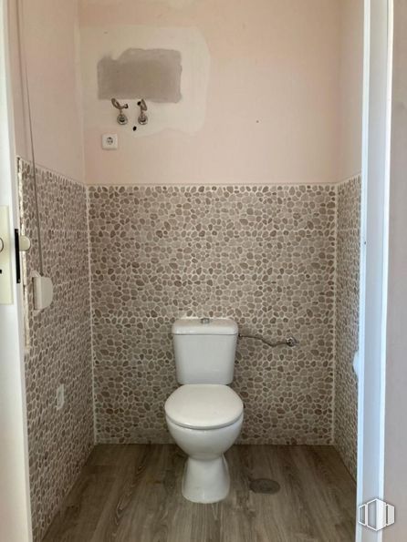 Retail for rent at Zona Colonia Cortijo San Isidro, Aranjuez, Madrid, 28300 with toilet, property, white, bathroom, fixture, purple, toilet seat, floor, wall and flooring around