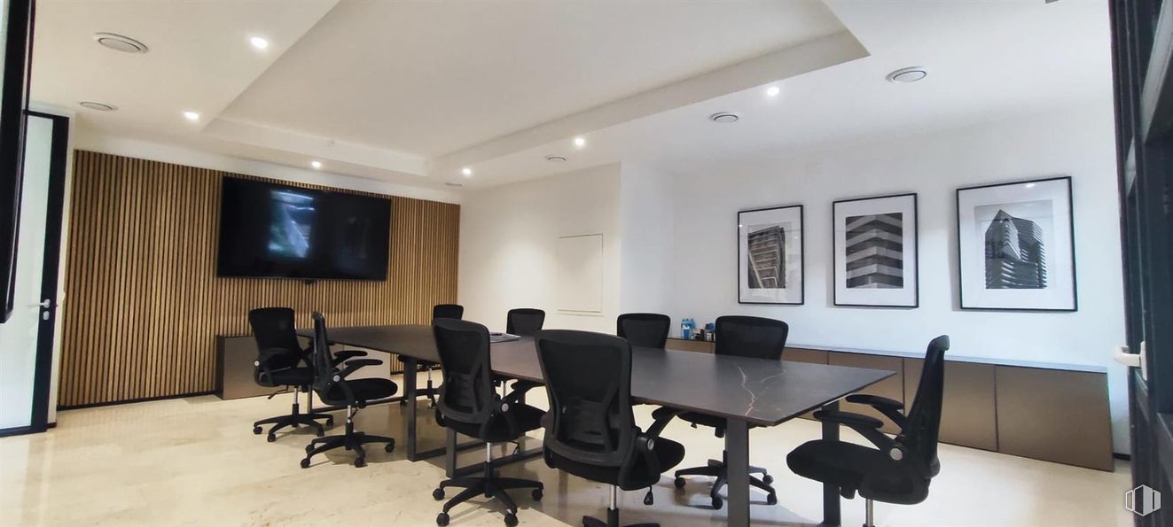 Oficina en alquiler en Paseo Habana, 35, Chamartín, Madrid, 28036 con silla, televisión, mesa, mueble, interiorismo, suelo, suelos, pared, inmobiliario y mesa de reuniones alrededor