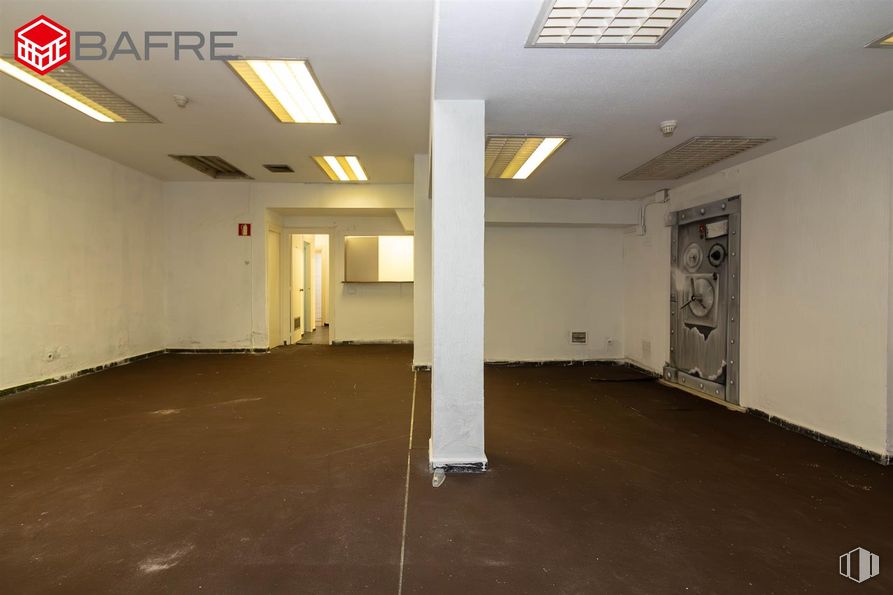 Retail for rent at Calle Villaamil, Tetuán, Madrid, 28039 with light fixture, lighting, door, flooring, floor, ceiling, interior design, composite material, metal and hall around