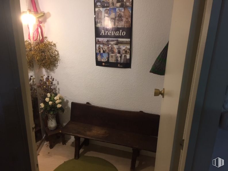 Retail for rent at Plaza del Arrabal, 21, Arévalo, Ávila, 05200 with bench, picture frame, property, plant, houseplant, lighting, interior design, wood, floor and flooring around