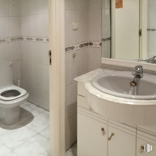 Office for rent at Zona Pradillo, Móstoles, Madrid, 28931 with toilet, sink, bathroom cabinet, mirror, tap, plumbing fixture, property, cabinetry, bathroom sink and bathroom around