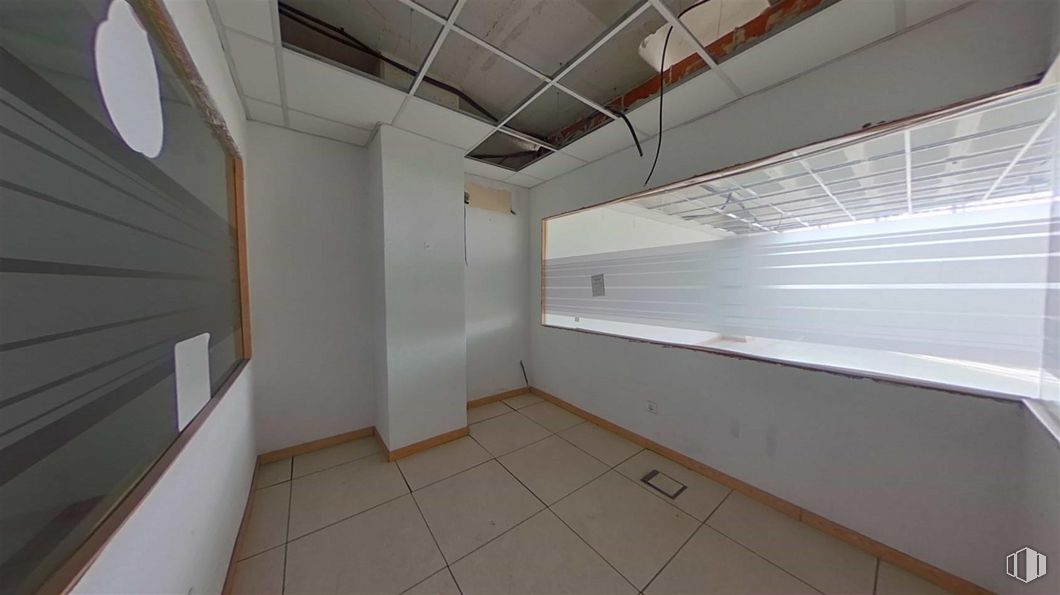 Office for sale at Avenida Democracia, Puente de Vallecas, Madrid, 28031 with window blind, fixture, wood, floor, flooring, composite material, ceiling, space, glass and window around