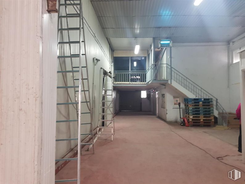 Industrial for sale & for rent at Calle Bañeza, 54, Fuenlabrada, Madrid, 28947 with flooring, floor, ceiling, metal, stairs, building material, hall, steel, paint and aluminium around