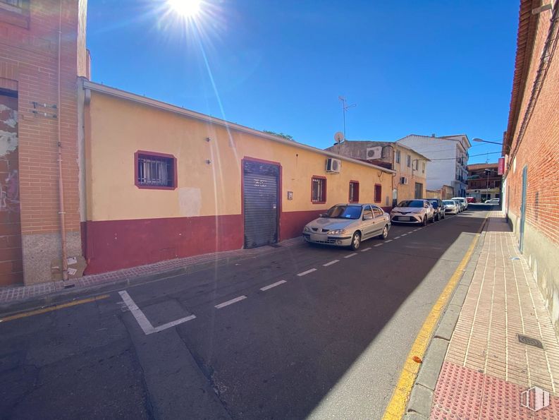 Retail for sale at Carretera CM-4011, Fuensalida, Toledo, 45510 with car, window, door, building, sky, property, tire, vehicle, street light and road surface around