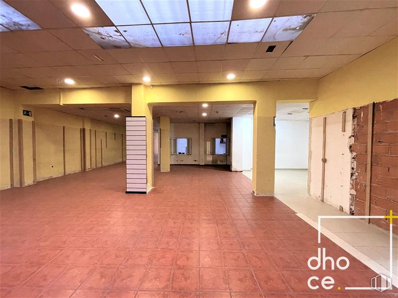 Retail for rent at Paseo Marcelino Camacho, 43, Carabanchel, Madrid, 28025 with building, interior design, hall, architecture, floor, flooring, wall, ceiling, event and fixture around