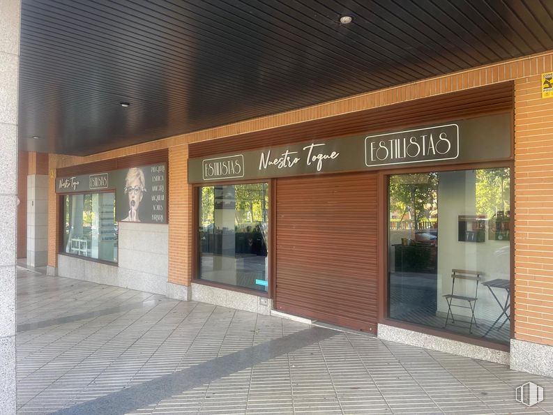 Local en alquiler en Calle Camilo José Cela, Las Rozas de Madrid, Madrid, 28230 con propiedad, accesorio, puerta, albañilería, ladrillo, edificio, madera, inmobiliario, superficie de la carretera y fachada alrededor