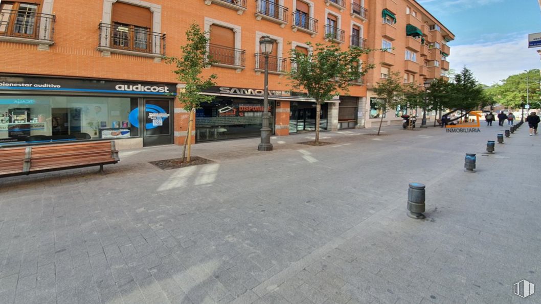 Retail for rent at  Calle Santa Isabel, Leganés, Madrid, 28911 with building, bench, window, outdoor bench, plant, tree, road surface, sky, urban design and sidewalk around