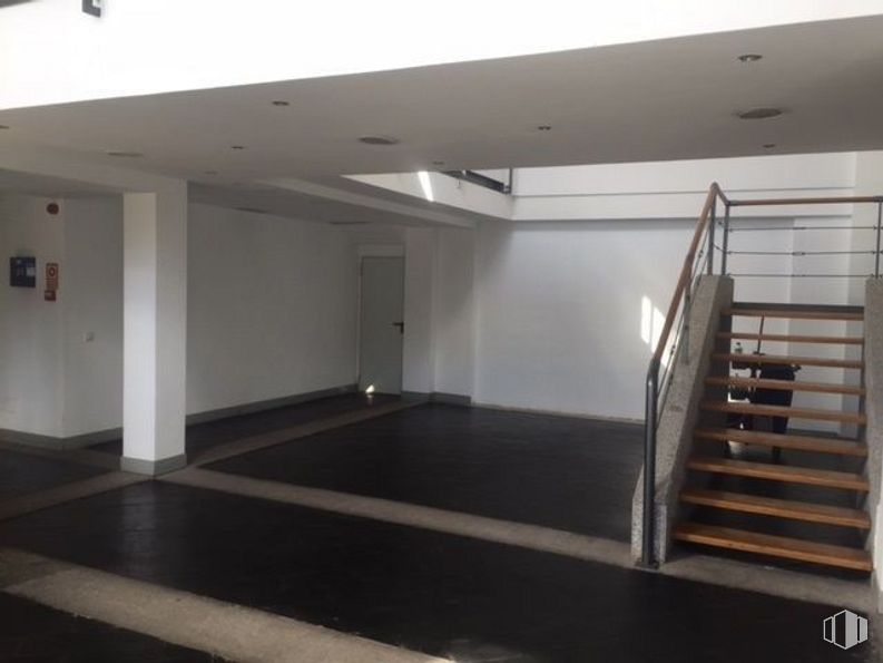 Nave en alquiler y venta en Zona Industrial Tres Cantos, Tres Cantos, Madrid, 28760 con puerta, accesorio, madera, escaleras, suelo, suelos, hall, inmobiliario, madera dura y techo alrededor