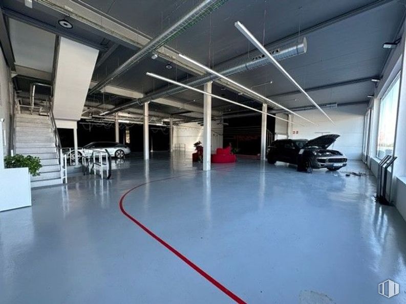 Nave en alquiler y venta en Polígono industrial Móstoles, Móstoles, Madrid, 28935 con techo, hall, aparcamiento, aparcamiento, garaje, vehículo de lujo, taller de reparación de automóviles, coche de altas prestaciones, coche deportivo y coche personal de lujo alrededor