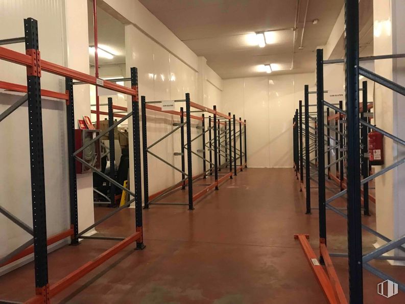 Industrial for rent at Zona Las Tablas, Fuencarral - El Pardo, Madrid, 28050 with flooring, floor, metal, iron, ceiling, hall, steel, wood stain, hardwood and pipe around