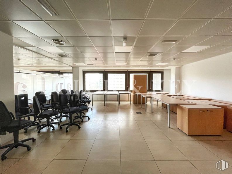 Office for rent at Calle Orense, Tetuán, Madrid, 28020 with chair, window, desk, furniture, flooring, interior design, floor, ceiling, lighting and table around