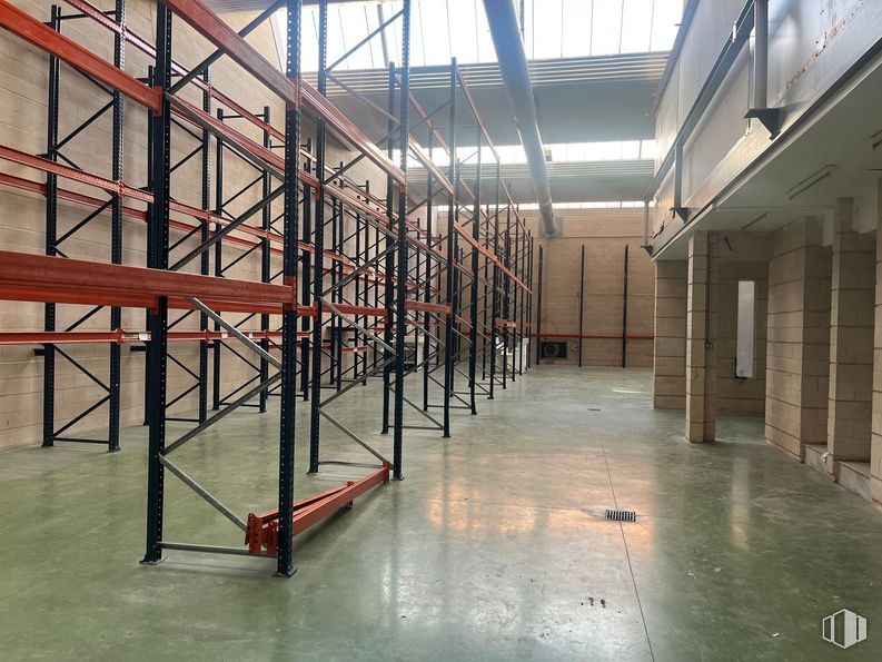 Industrial for rent at Calle Fundición, Rivas-Vaciamadrid, Madrid, 28529 with ceiling, flooring, floor, composite material, metal, iron, beam, building material, shelving and hall around