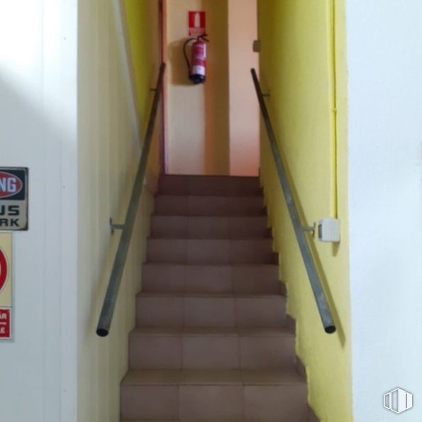 Industrial for sale at Avenida Fuenlabrada, Humanes de Madrid, Madrid, 28970 with packaged goods, stairs, yellow, wood, fixture, flooring, composite material, paint, handrail and houseplant around