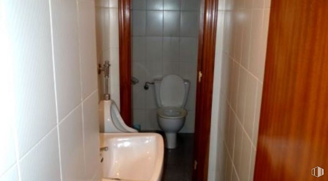 Retail for rent at Avenida Castilla La Mancha, Cuenca, 16003 with toilet, brown, plumbing fixture, toilet seat, property, bathroom, fixture, purple, interior design and urinal around