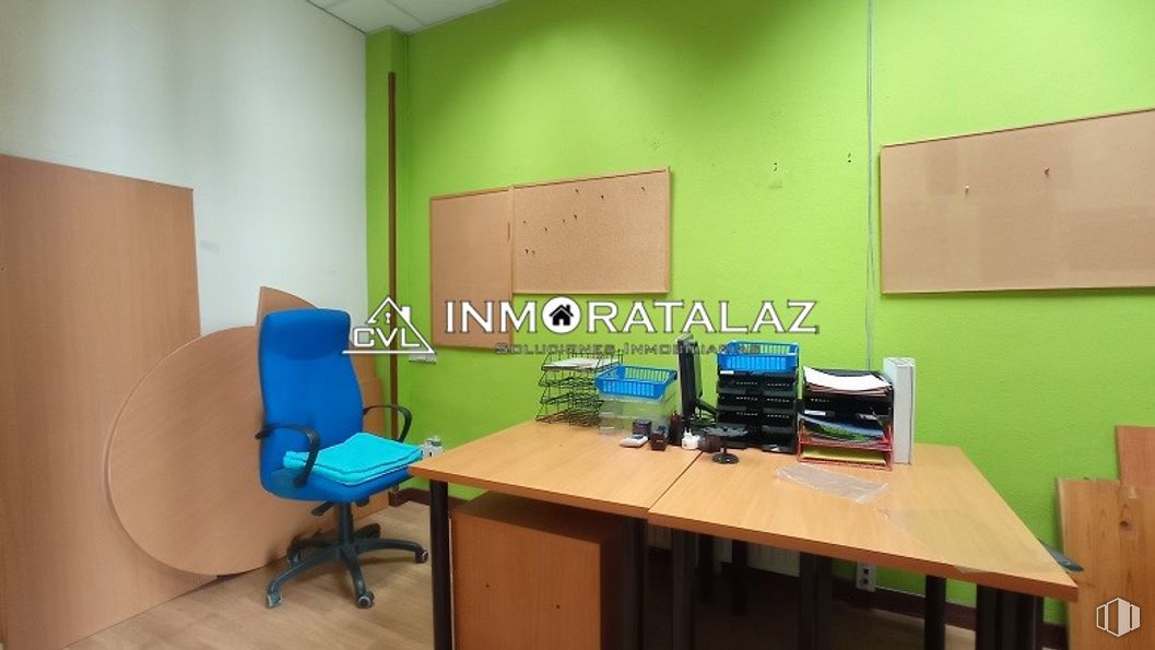 Local en venta en Avenida de Moratalaz, Moratalaz, Madrid, 28030 con silla, mesa, escritorio, mueble, ordenador, edificio, computadora personal, escritorio para computadora, pantalla de ordenador y material de oficina alrededor